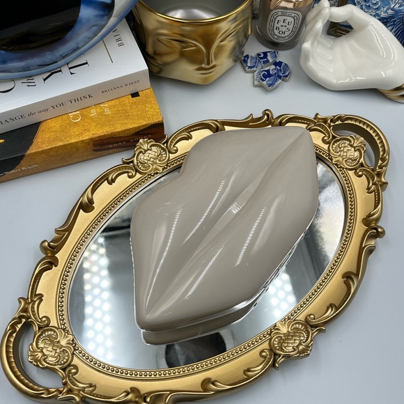 🆕 LULU GUINNESS 🧿 NWOT Iconic Lips Perspex Clutch Stone Grey - Picture 5 of 11